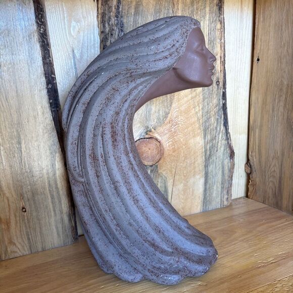 “Woman of the Wind" or "Moderne Frauenbüste Mit Langem Haar Aus Steinguss” - Picture 1 of 14